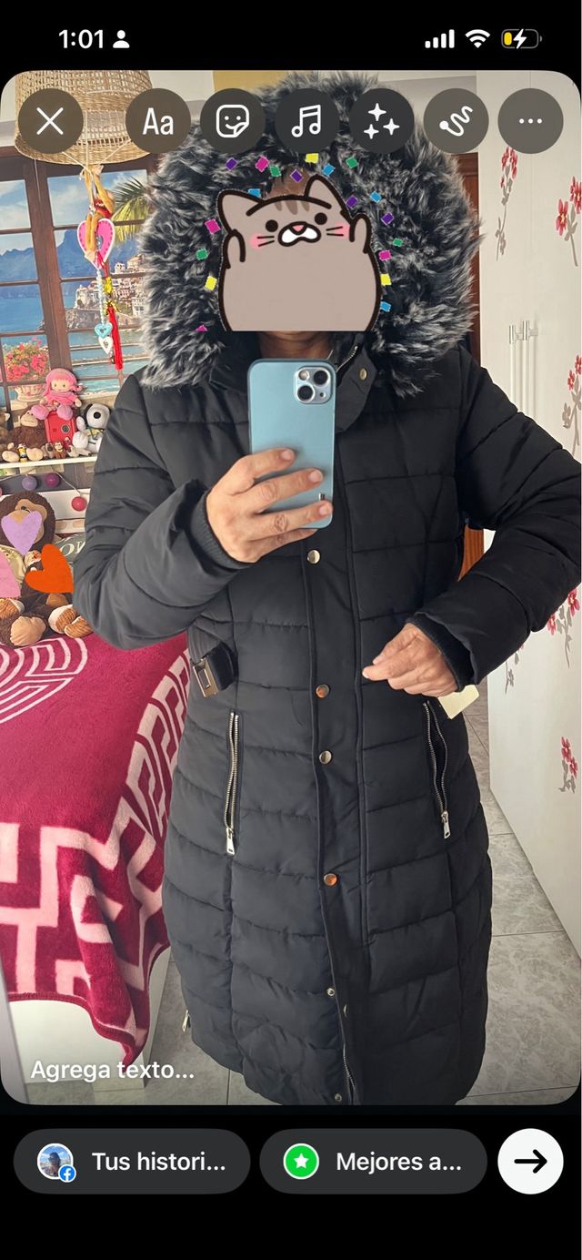 Abrigo negro con capucha y pelo