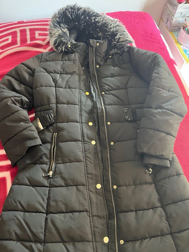 Abrigo negro con capucha y pelo