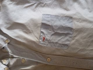 Camisa de rayas gris y blanca