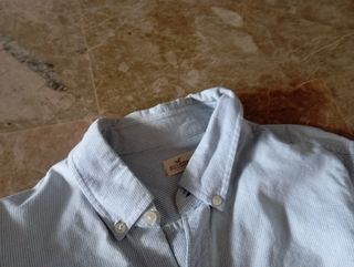 Camisa de rayas gris y blanca