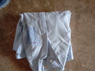 Camisa de rayas gris y blanca