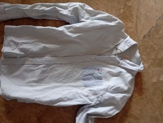 Camisa de rayas gris y blanca