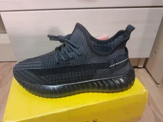Zapatillas deportivas negras y grises