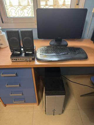Pack PC: Torre, Monitor, Teclado y Altavoces.
