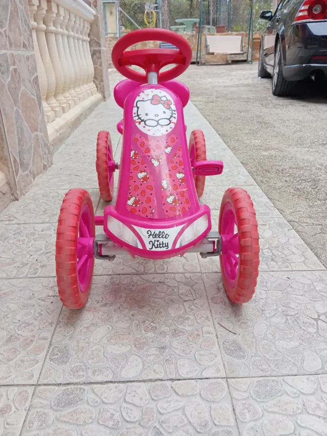 Coche a pedales Hello Kitty rosa y blanco.