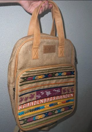 Mochila de rafia con diseño étnico