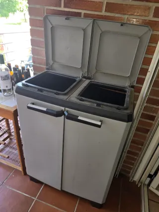 Papeleras reciclaje + mesa auxiliar