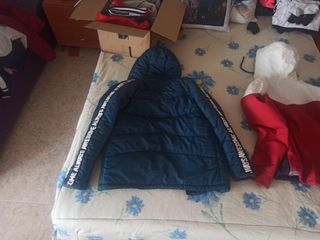 Chaqueta chico azul y roja
