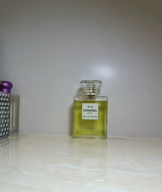 Perfume Chanel N°19