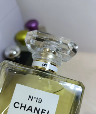 Perfume Chanel N°19