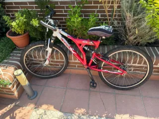 Bicicleta 24"
18 Velocidades
