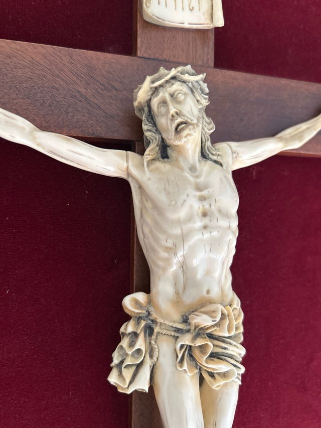 Crucifijo de madera enmarcado