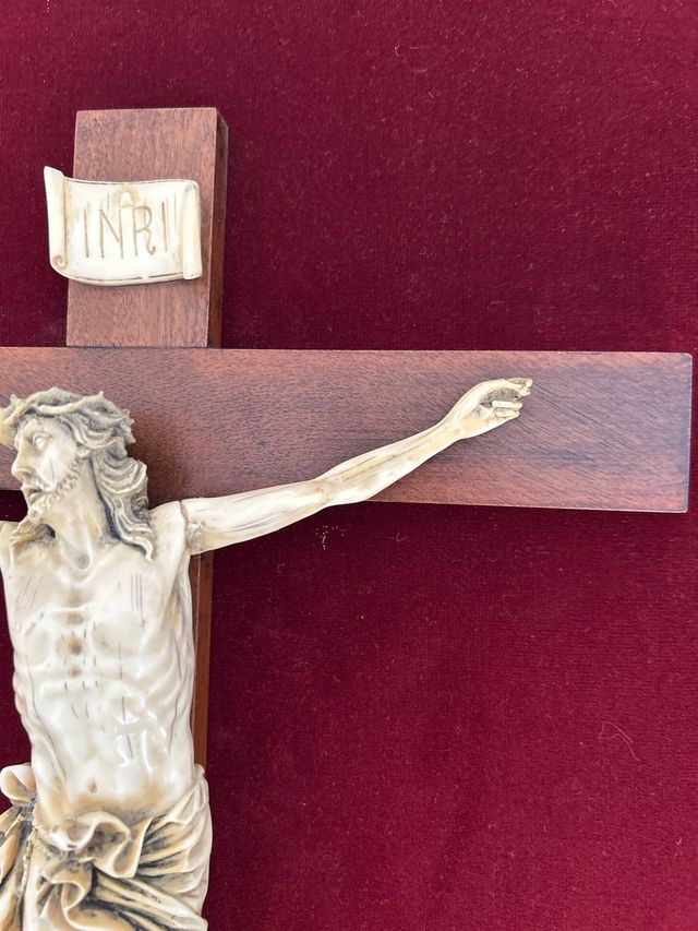 Crucifijo de madera enmarcado