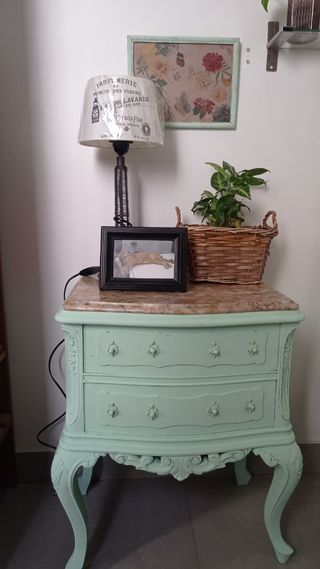 Mesita de noche antigua renovada