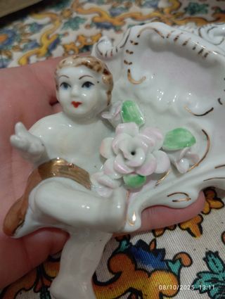 Antica acquasantiera in porcellana con angelo