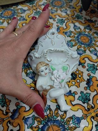Antica acquasantiera in porcellana con angelo