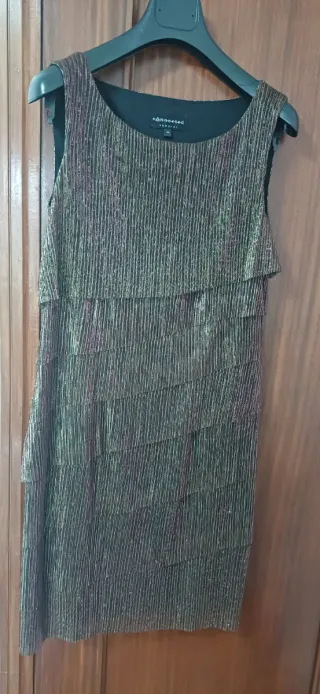 Vestido dorado viejo con brillos