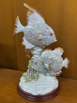 Figuras doradas y blancas