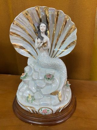 Figuras doradas y blancas