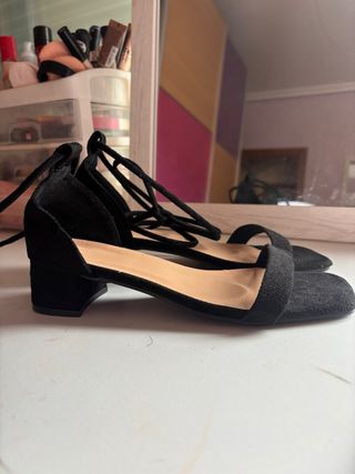 Sandalias negras atadas
