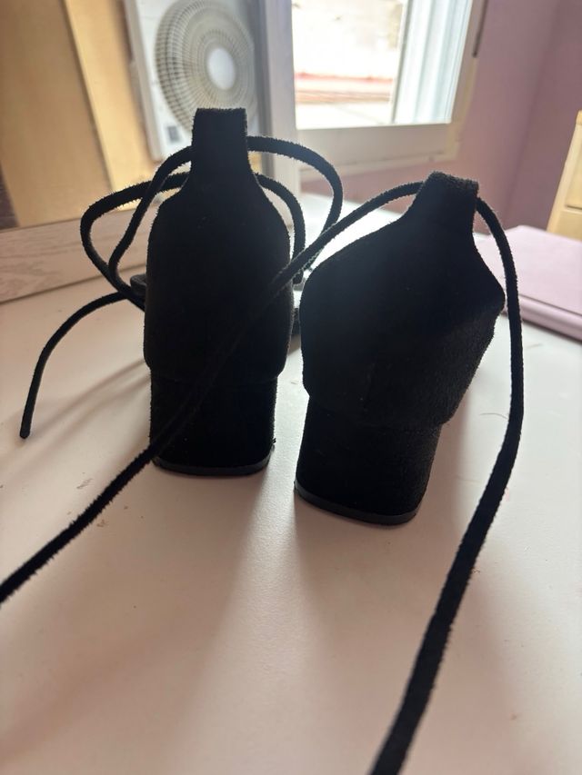 Sandalias negras atadas