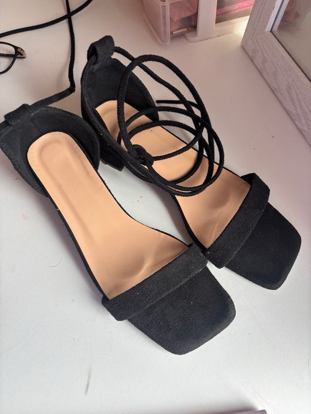 Sandalias negras atadas