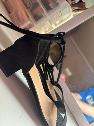 Sandalias negras atadas