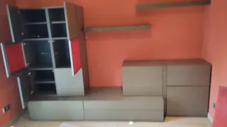 Mesa de comedor y mueble auxiliar