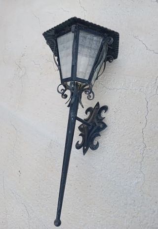 Farol de pared exterior antiguo