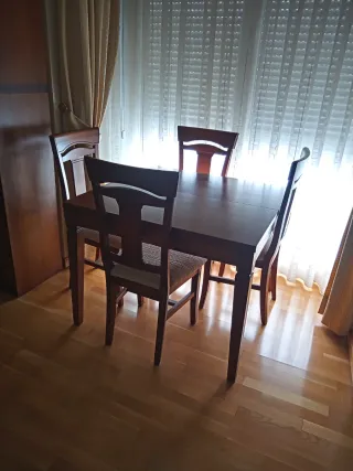 Mesa comedor madera maciza + 4 sillas