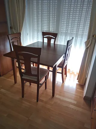 Mesa comedor madera maciza + 4 sillas