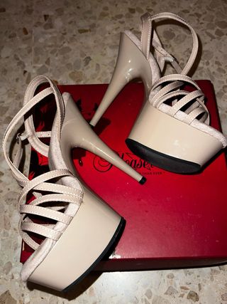 Zapatos de tacón Pleaser beige originales
