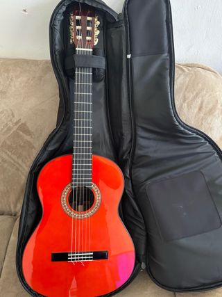 Guitarra Clásica Roja con Funda