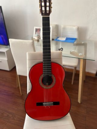 Guitarra Clásica Roja con Funda