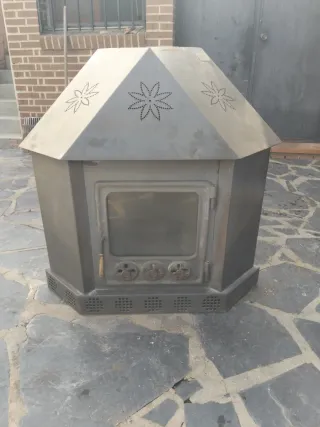 Estufa de leña rinconera metálica