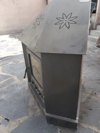 Estufa de leña rinconera metálica