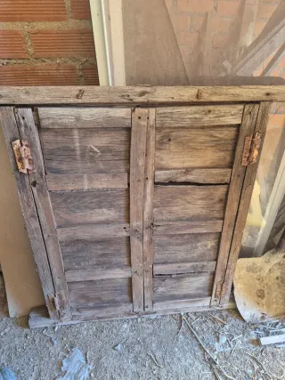 Ventana antigua de madera con barrotes