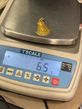 Colgante Virgen del Rocío de oro 18k