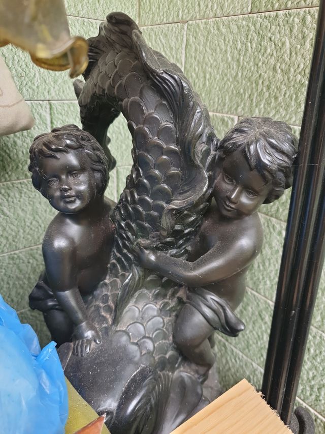 Lámpara de mesa metálica negra y dorada.