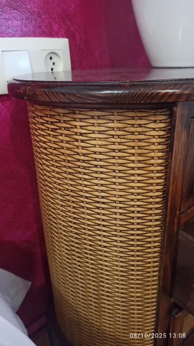 Mueble de madera pino color nogal con mimbre