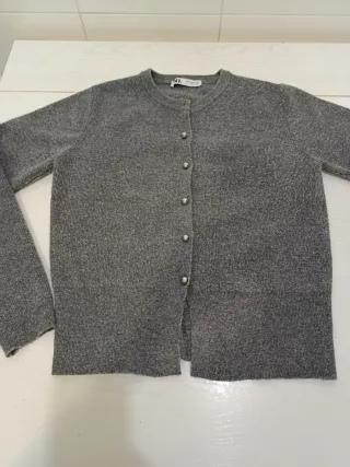 Chaqueta gris de punto de Zara
