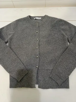 Chaqueta gris de punto de Zara

