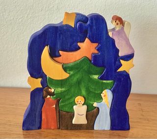 Pesebre artesano de madera con figuras encaje