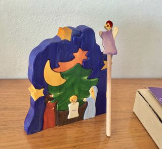 Pesebre artesano de madera con figuras encaje