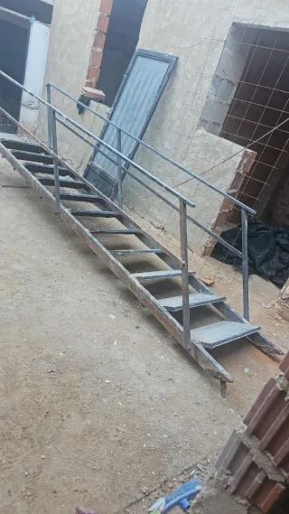 Escalera de hierro 4m x 75cm