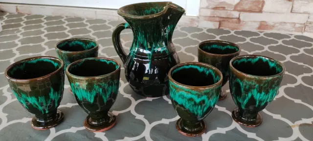 Jarra y 6 copas de cerámica verde