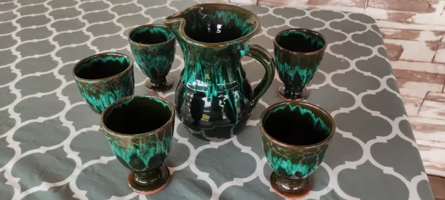 Jarra y 6 copas de cerámica verde