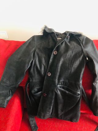Chaqueta negra con capucha y cinturón
