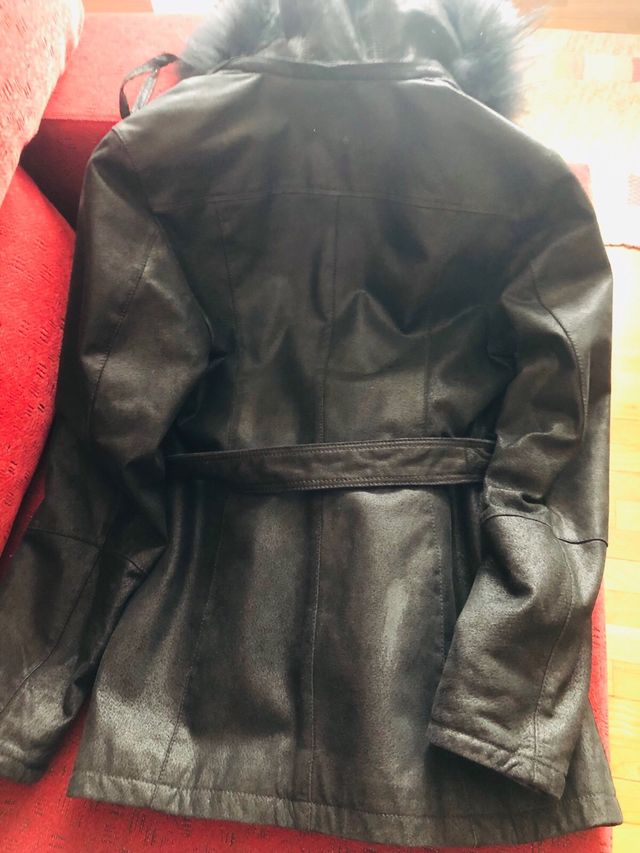 Chaqueta negra con capucha y cinturón