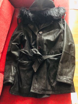 Chaqueta negra con capucha y cinturón